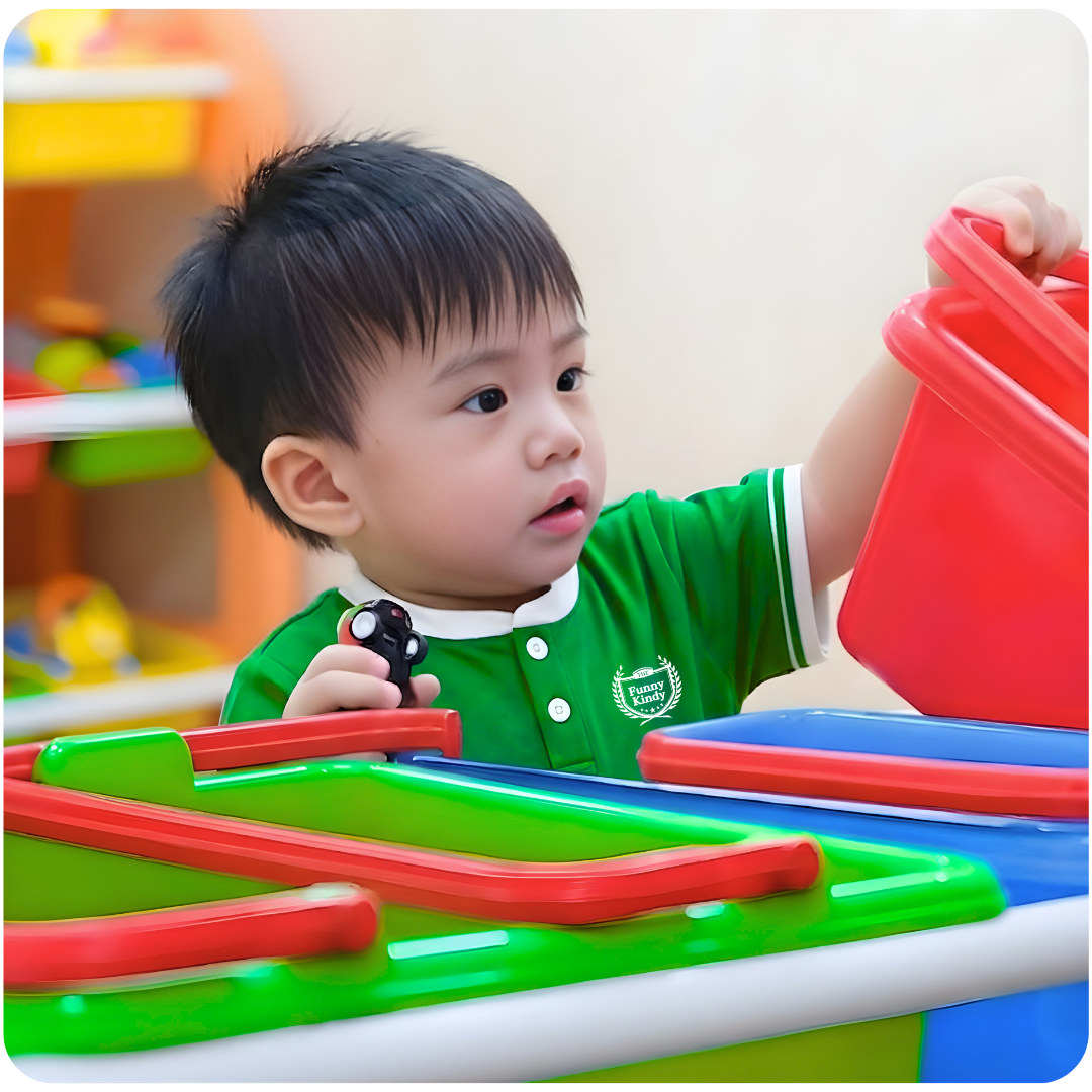 Con học bằng cách chạm, nghe, nhìn và cảm nhận mọi thứ xung quanh