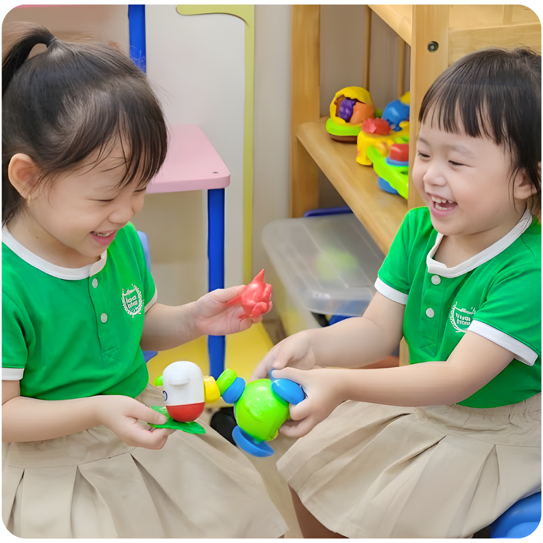 Con biết chơi cùng, chia sẻ và làm việc nhóm với bạn bè